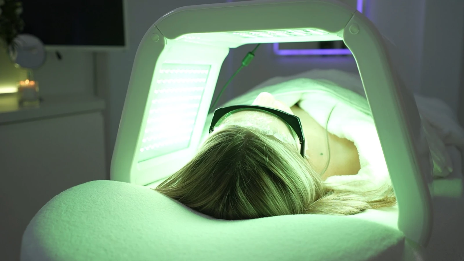 Naświetlanie skóry światłem LED w gabinecie PRIVE Beauty & Hair Gdańsk