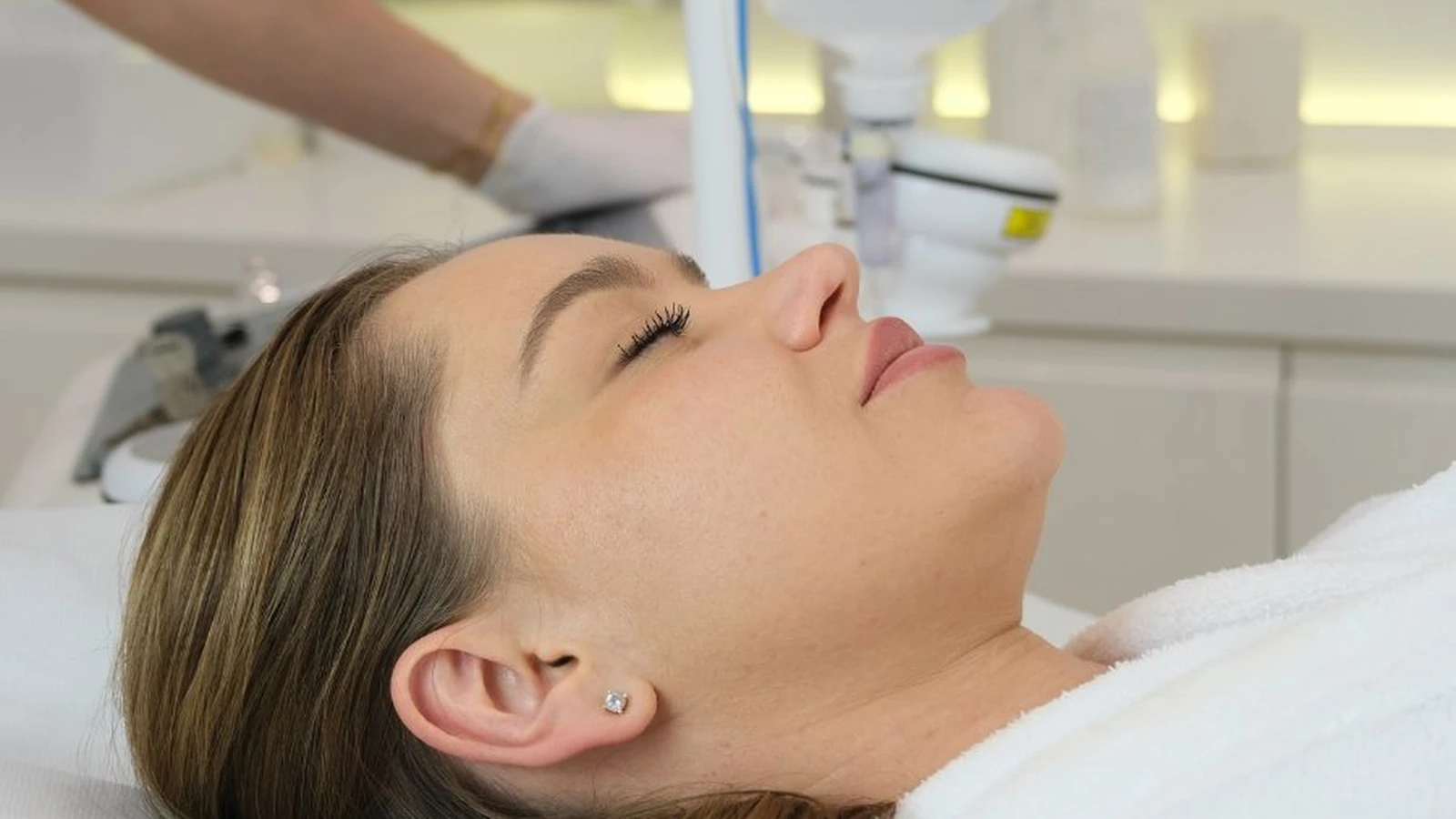 Nakładanie preparatu BioRePeel na skórę twarzy w PRIVE Beauty & Hair Gdańsk