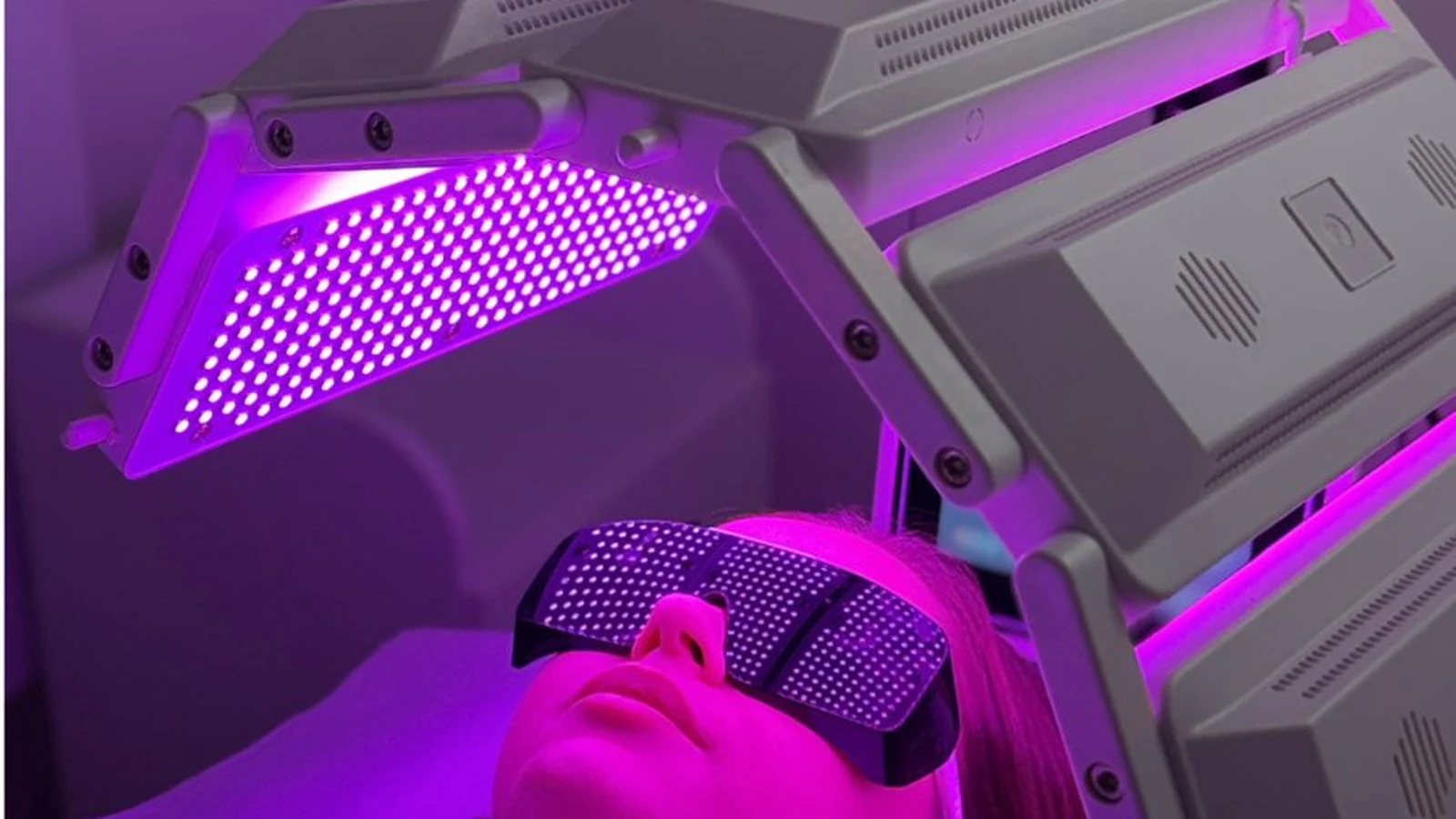 Naświetlanie skóry światłem LED w gabinecie PRIVE Beauty & Hair Gdańsk
