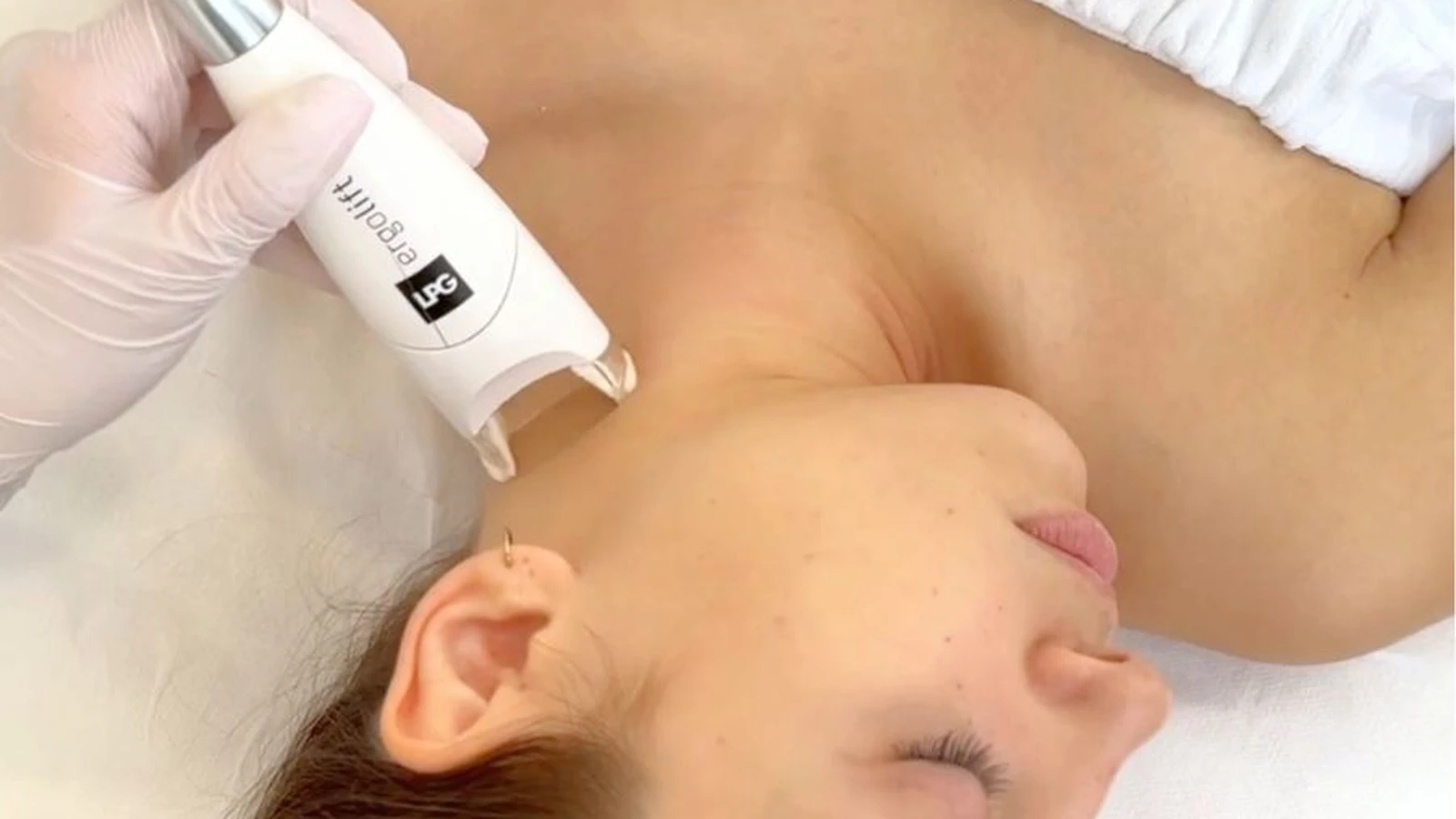 Modelowanie owalu twarzy głowicą Endermolift w gabinecie PRIVE Gdańsk