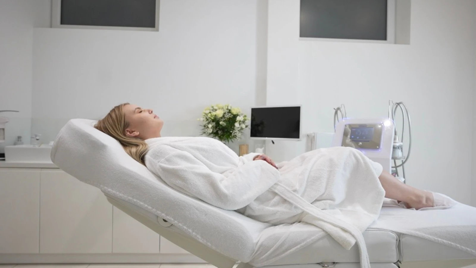 Klientka podczas zabiegu modelowania sylwetki w PRIVE Gdańsk