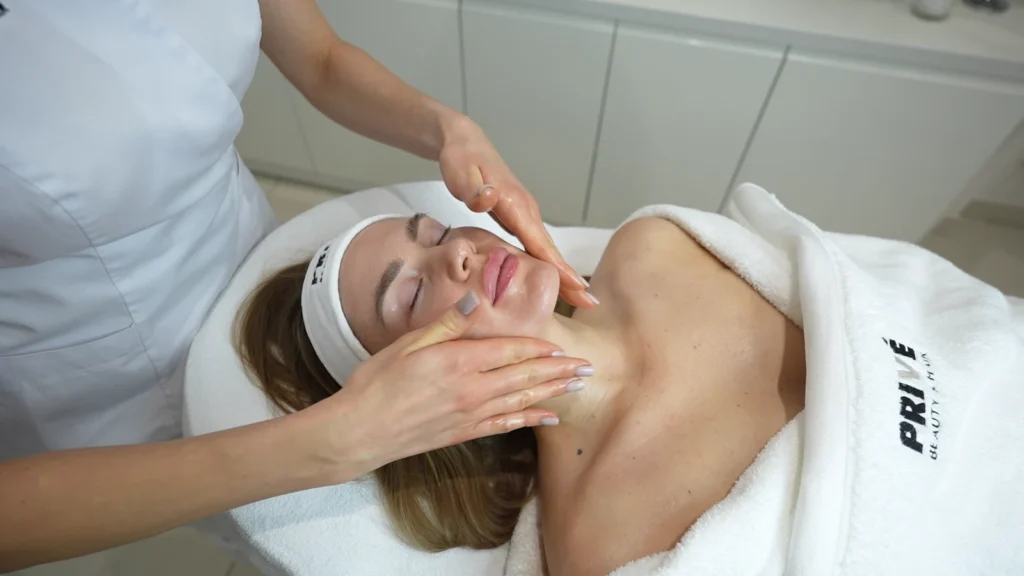 Wmasowywanie peelingu Ferulic Xpress w skórę twarzy w PRIVE Beauty & Hair w Gdańsku