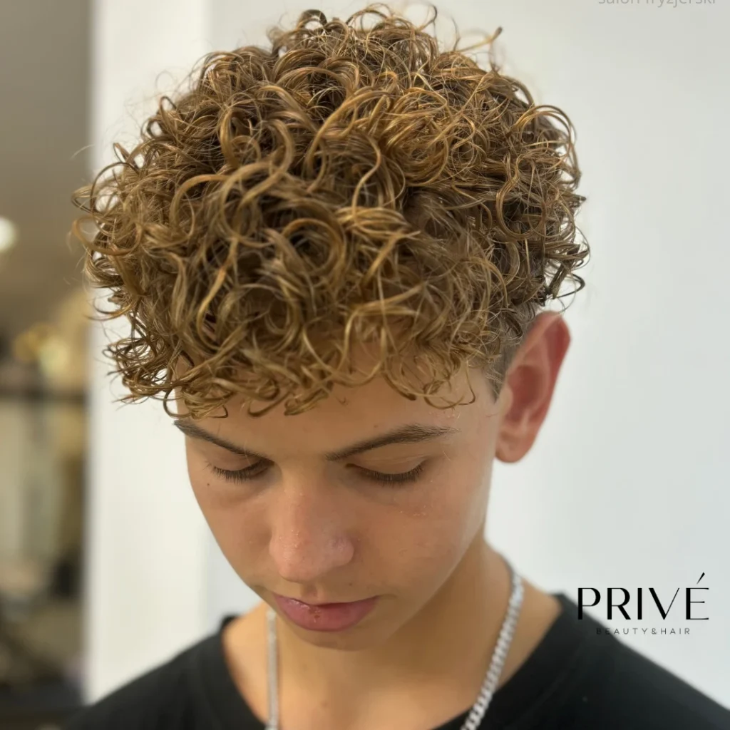 Trwała ondulacja – naturalne fale w PRIVE Beauty & Hair Gdańsk
