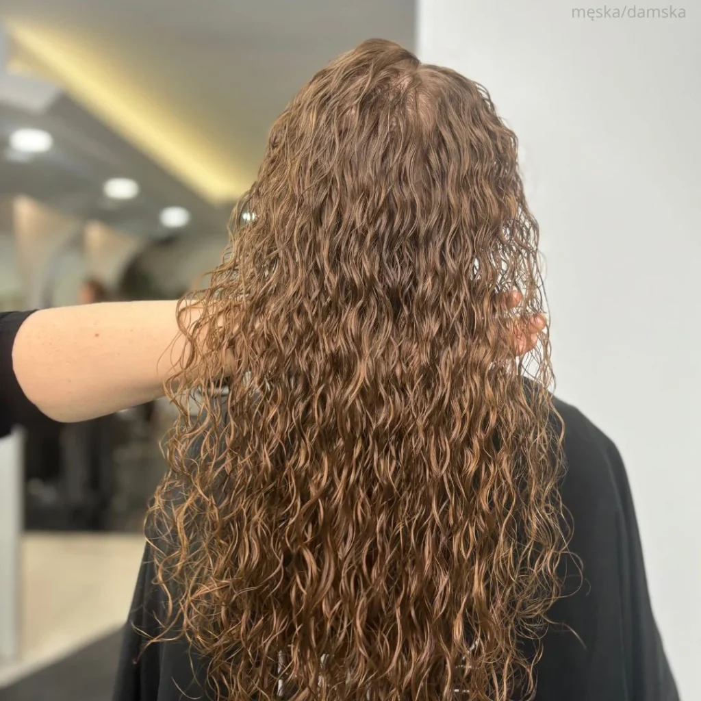 Trwała ondulacja – ondulacja damska w PRIVE Beauty & Hair Gdańsk