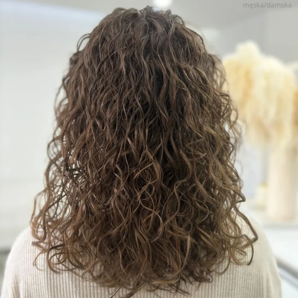 Trwała ondulacja – definicja loków w PRIVE Beauty & Hair Gdańsk