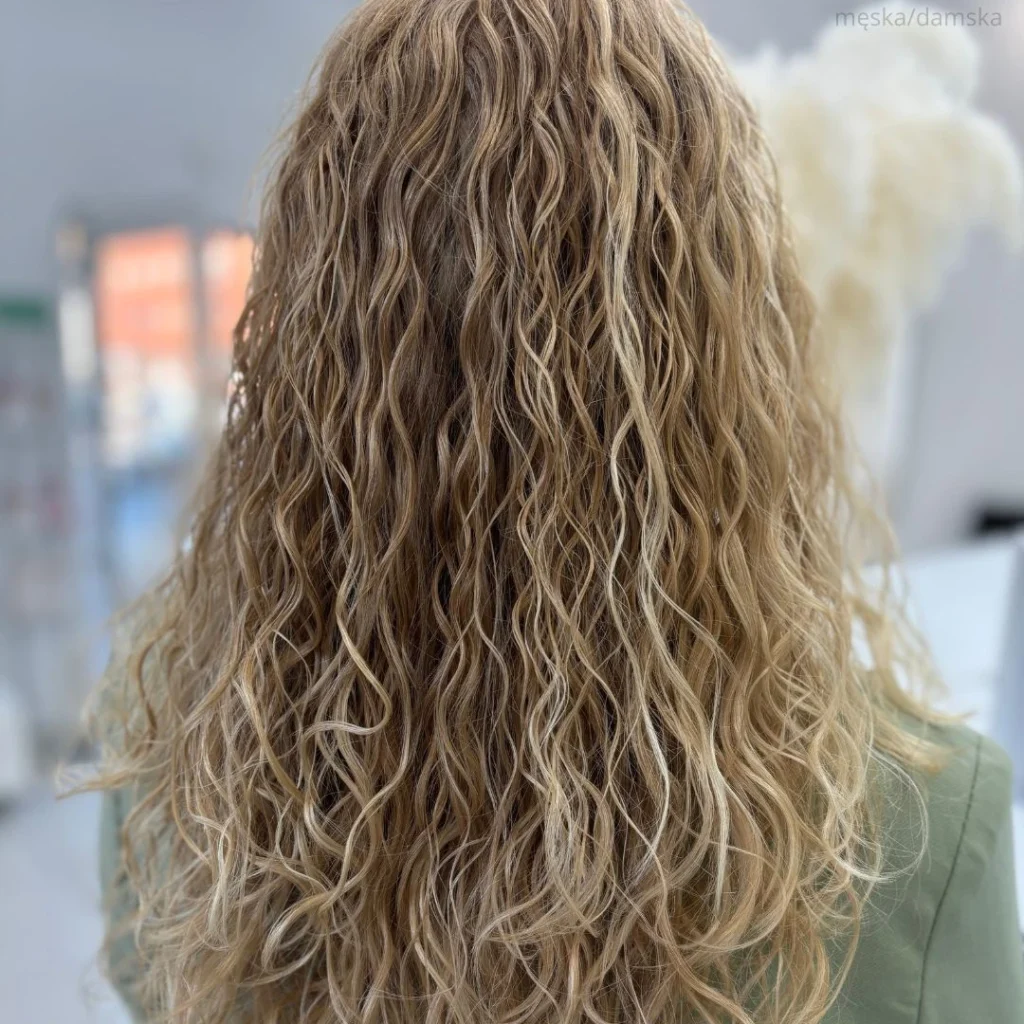 Trwała ondulacja – trwałe fale w PRIVE Beauty & Hair Gdańsk