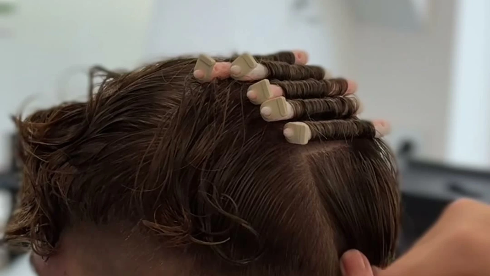 Zabieg trwałej ondulacji włosów w salonie PRIVE Beauty & Hair Gdańsk