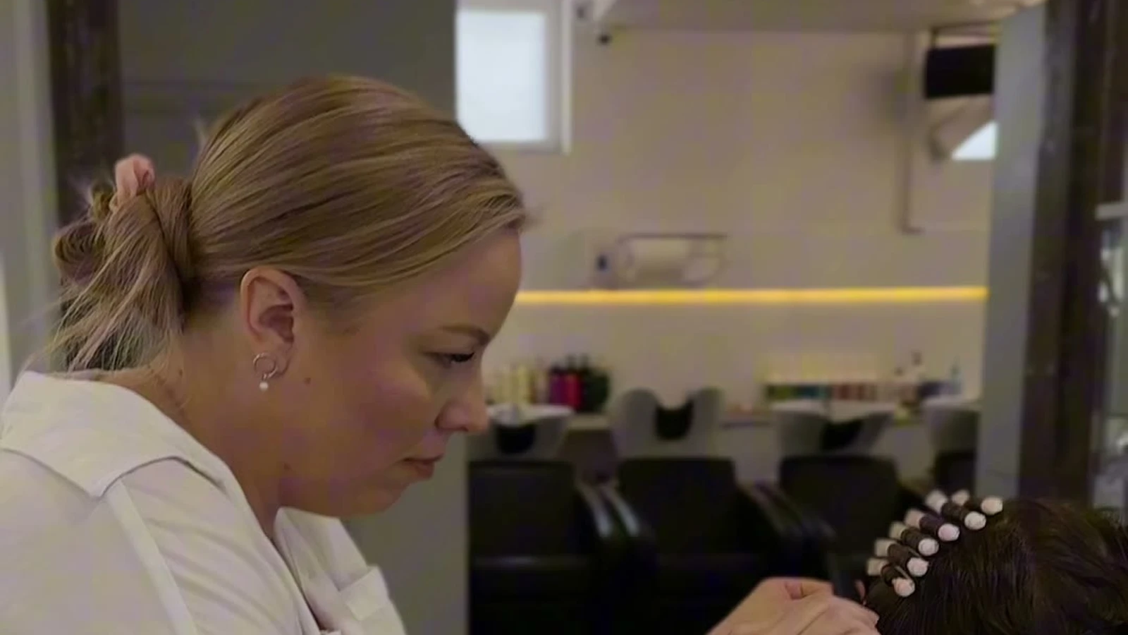 Stylizacja loków po trwałej ondulacji w PRIVE Beauty & Hair Gdańsk