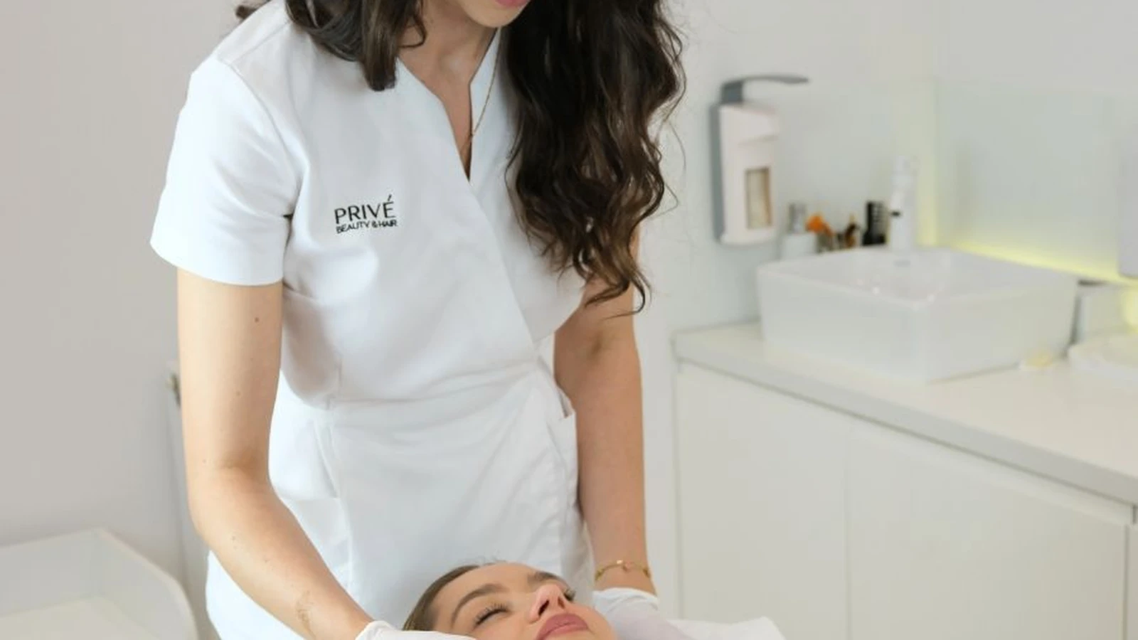 Zabieg fotoodmładzania twarzy głowicą IPL w PRIVE Beauty & Hair Gdańsk
