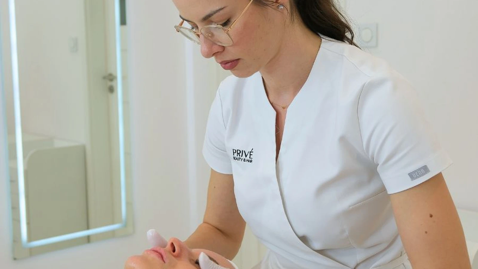 Zabieg złuszczająco-dotleniający Geneo w PRIVE Beauty & Hair Gdańsk