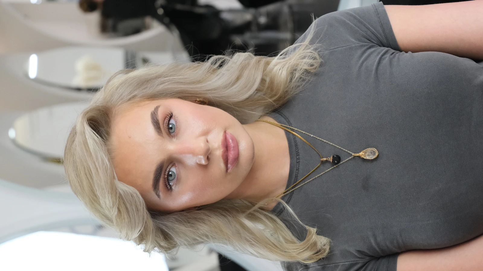 Koloryzacja włosów przy myjni w salonie PRIVE Beauty & Hair Gdańsk