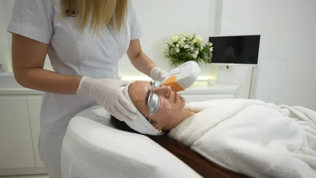 Kosmetolożka wykonuje laserowe leczenie trądziku na twarzy w PRIVE Beauty & Hair w Gdańsku