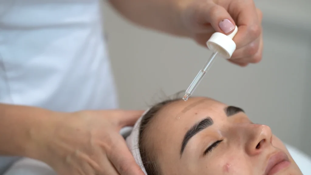 Nakładanie preparatu MangoLift Collagen Therapy na twarz w PRIVE Beauty & Hair w Gdańsku