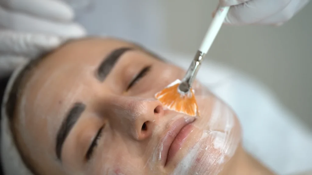 Nakładanie rozświetlającego peelingu MangoPeel pędzelkiem na twarz w PRIVE Beauty & Hair w Gdańsku