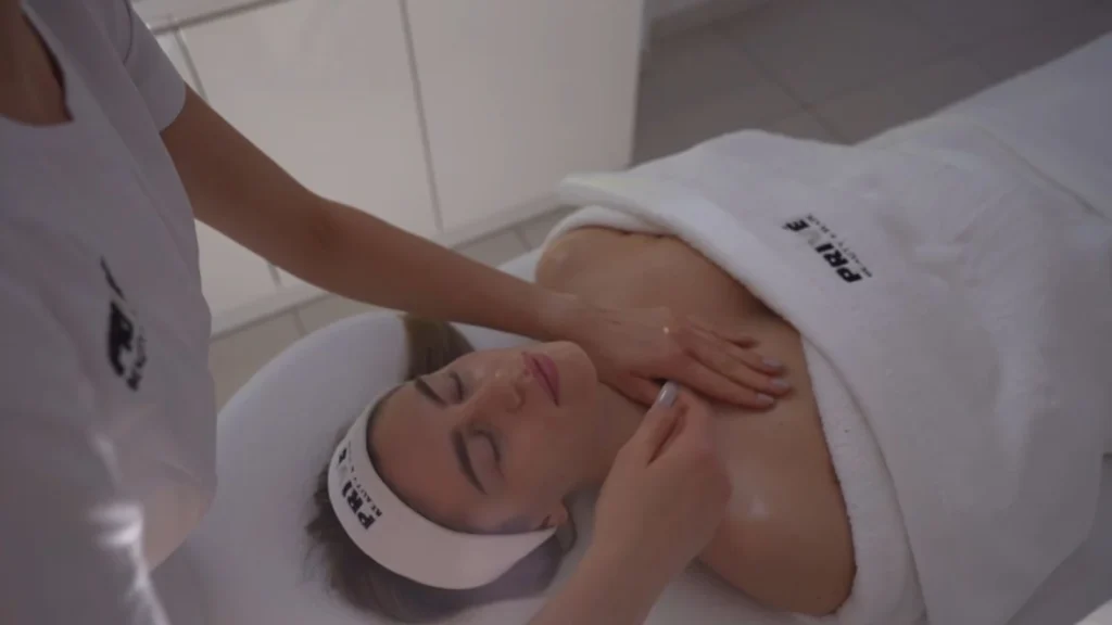 Masaż Kobido twarzy wykonywany dłońmi w PRIVE Beauty & Hair w Gdańsku