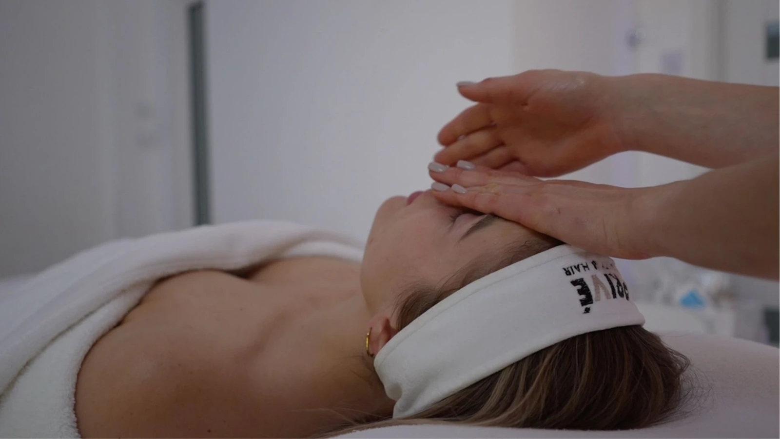 Masaż Kobido szyi i dekoltu w gabinecie PRIVE Beauty & Hair Gdańsk