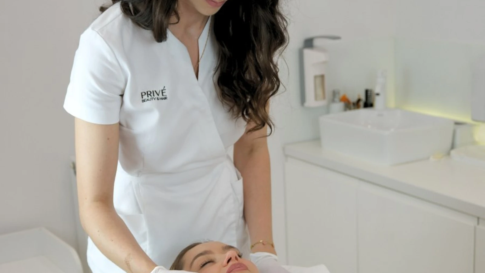 Zabieg pielęgnacyjny twarzy w gabinecie PRIVE Beauty & Hair w Gdańsku