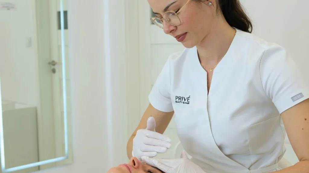 Kosmetolożka wykonuje mezoterapię igłową pod oczy w PRIVE Beauty & Hair w Gdańsku