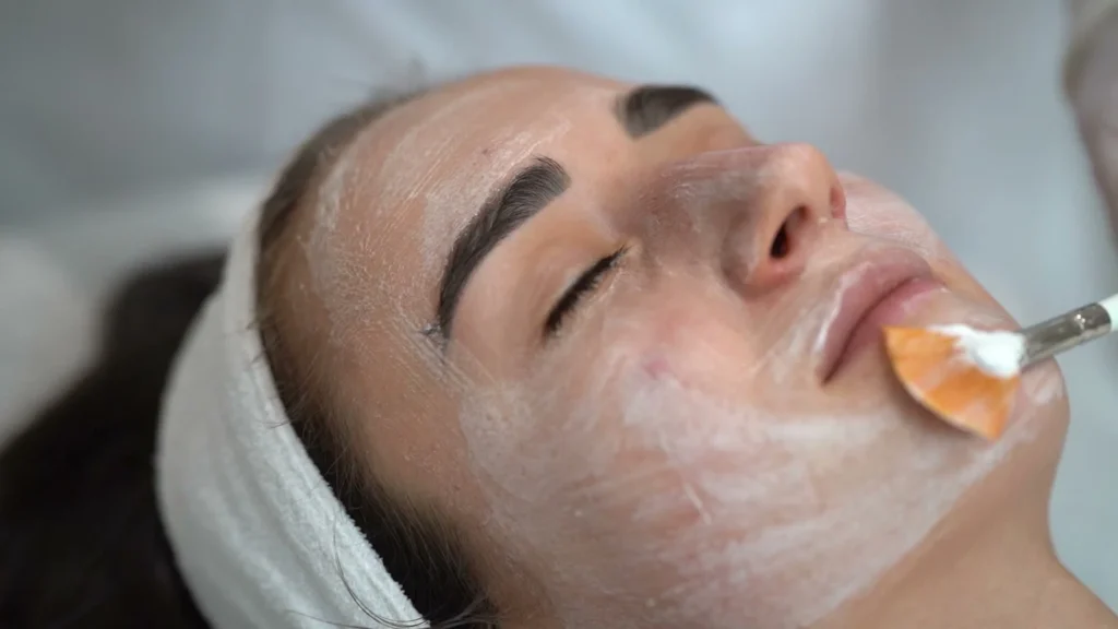 Oczyszczanie manualne twarzy – nakładanie preparatu w PRIVE Beauty & Hair w Gdańsku