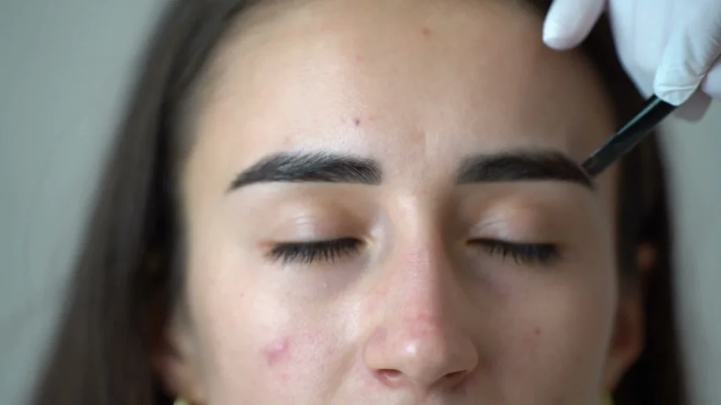 Stylizacja i koloryzacja brwi podczas oprawy oka w PRIVE Beauty & Hair w Gdańsku