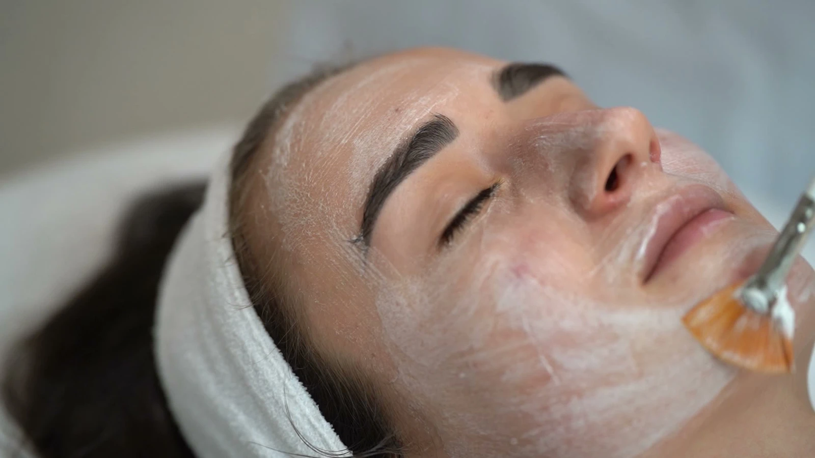 Peeling PCA Skin nakładany pędzelkiem na twarz – zbliżenie w PRIVE Gdańsk