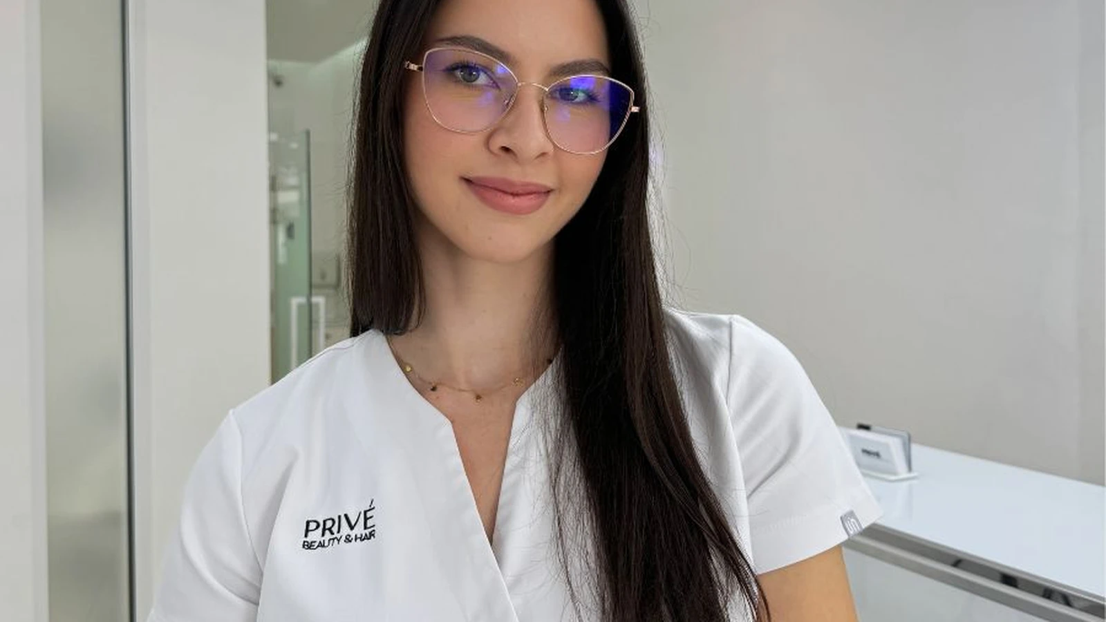 Specjalistka kosmetologii w gabinecie PRIVE Beauty & Hair w Gdańsku