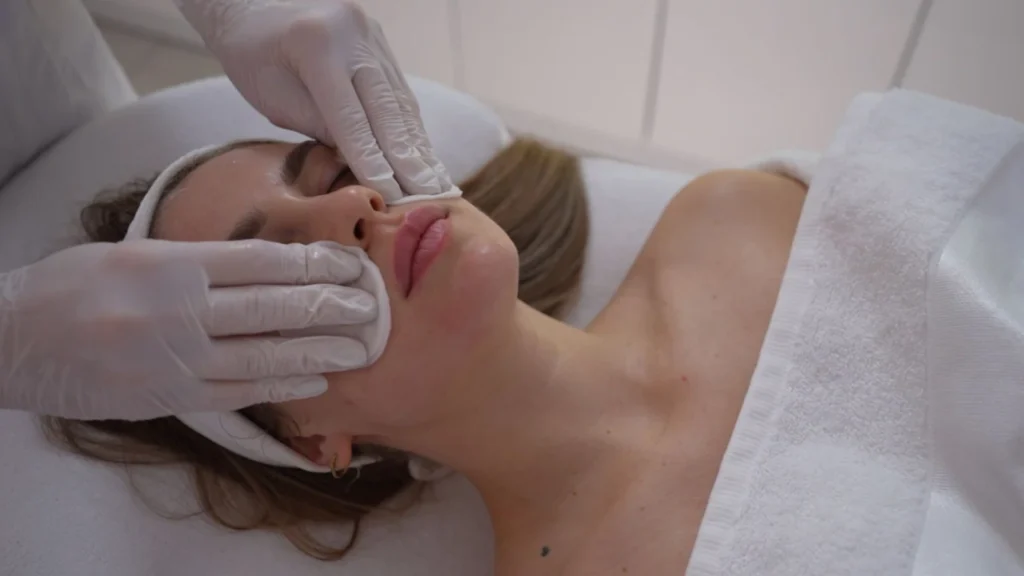 Wmasowywanie peelingu Jessnera w skórę twarzy w PRIVE Beauty & Hair w Gdańsku