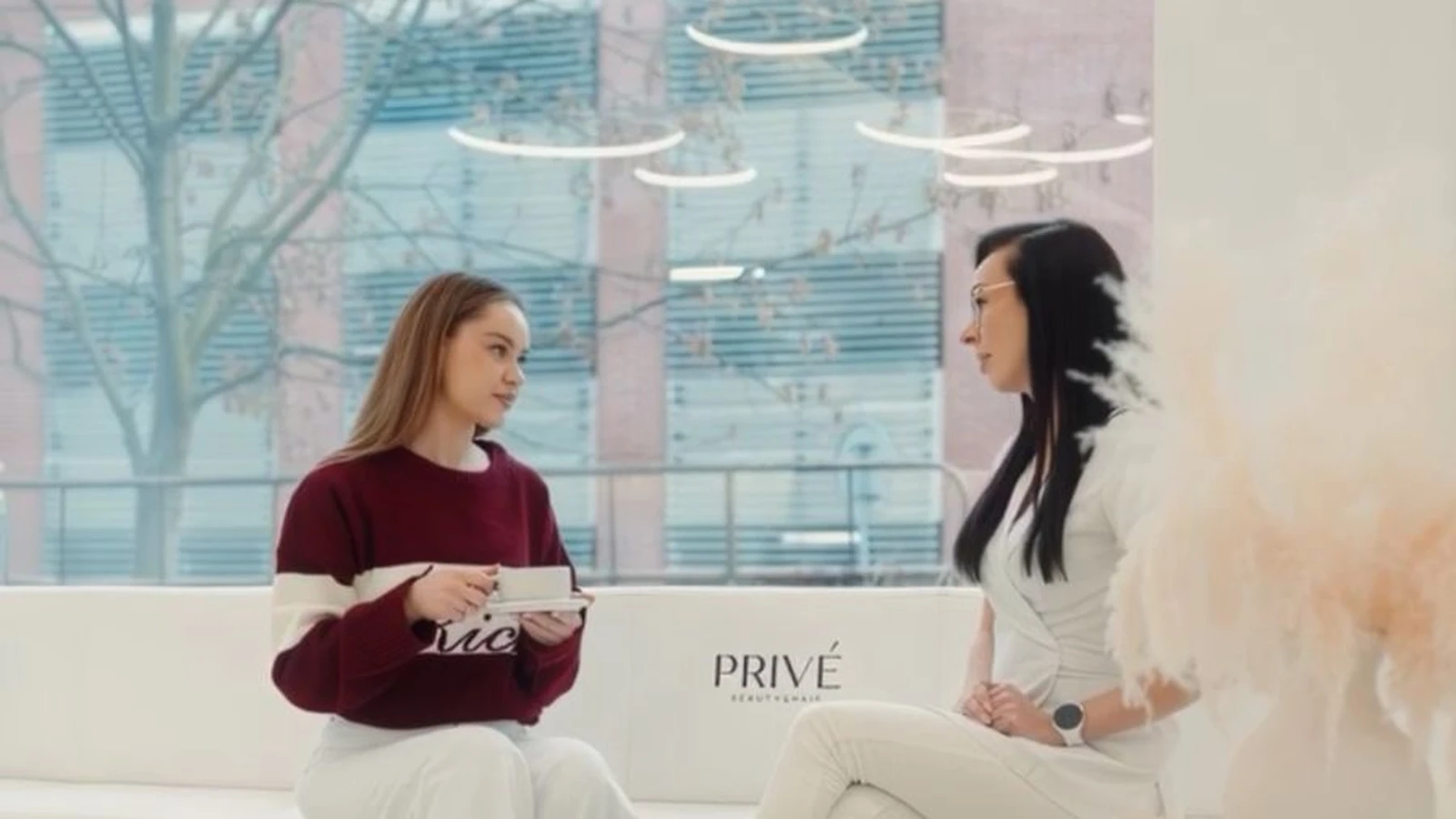 Klientki w strefie relaksu PRIVE Beauty & Hair w Gdańsku