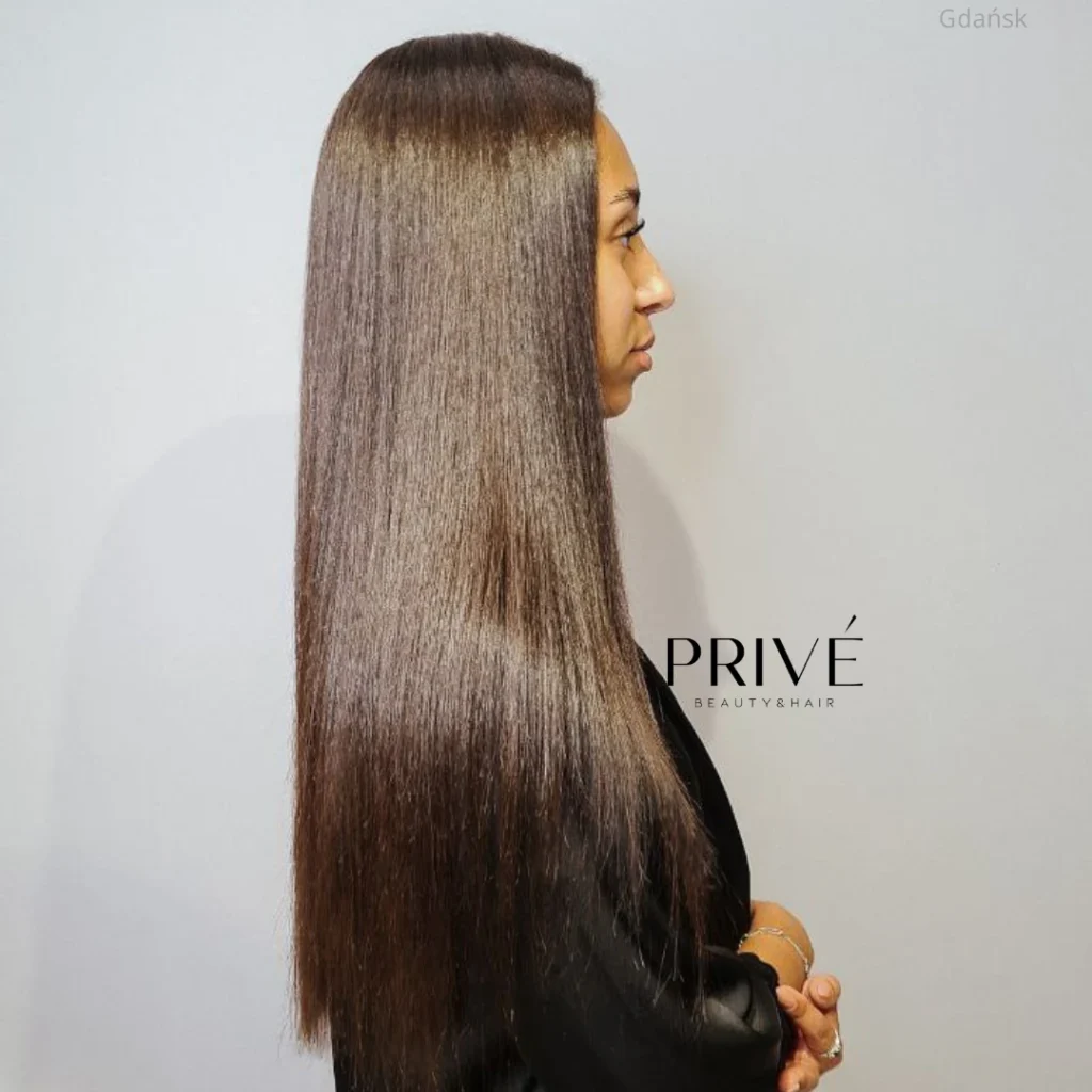 Prostowanie keratynowe – gładkie, proste i lśniące włosy po zabiegu w PRIVE Beauty & Hair Gdańsk