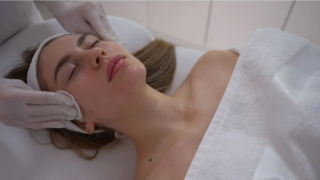 Zabieg peelingu Retinol Stem Cell na twarzy klientki w PRIVE Beauty & Hair w Gdańsku