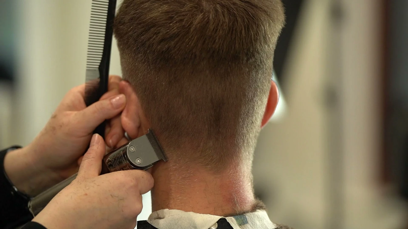 Praca barbera nad fryzurą męską w PRIVE Gdańsk