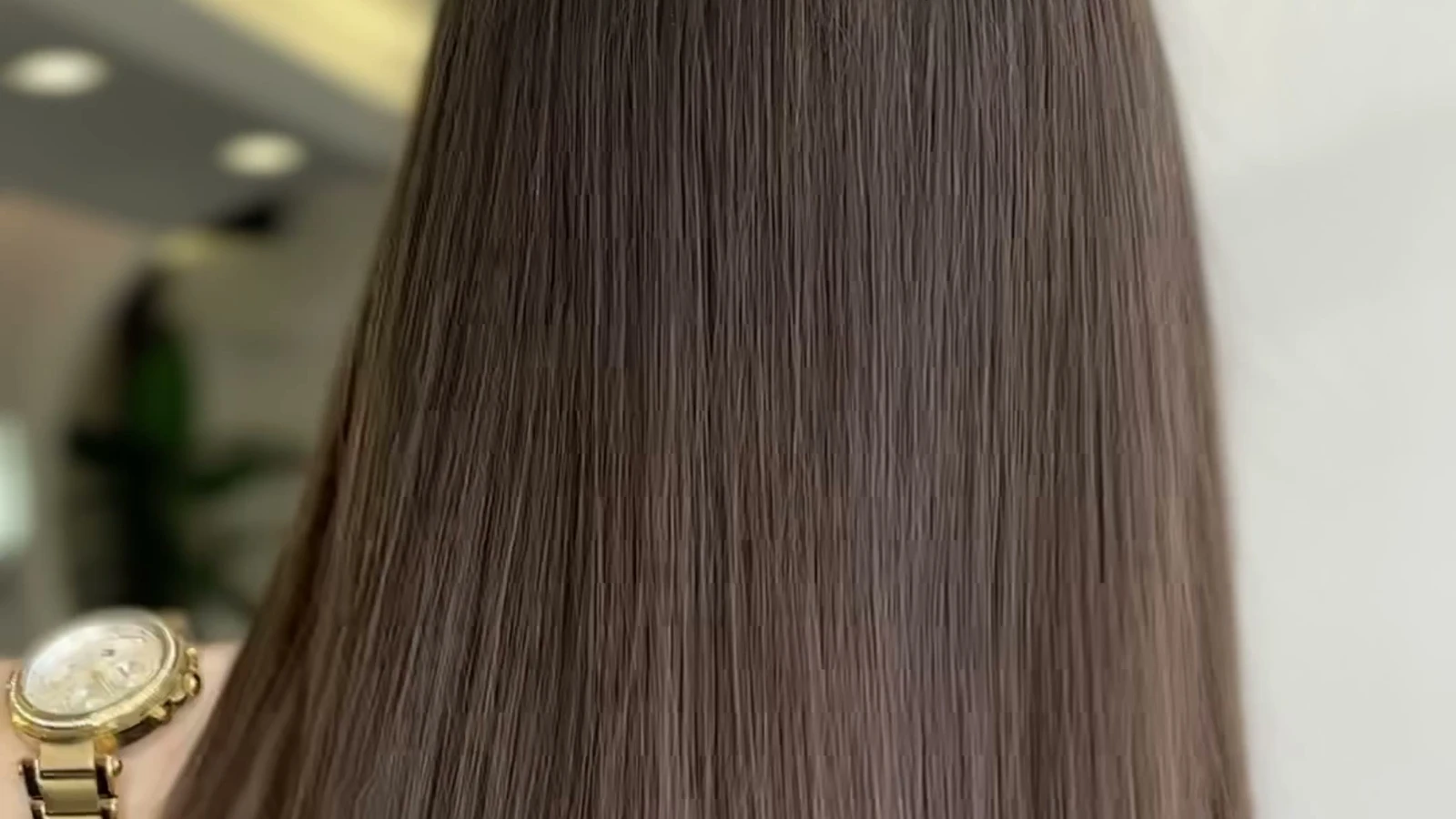 Nakładanie keratyny na włosy podczas terapii True Keratin w PRIVE Gdańsk