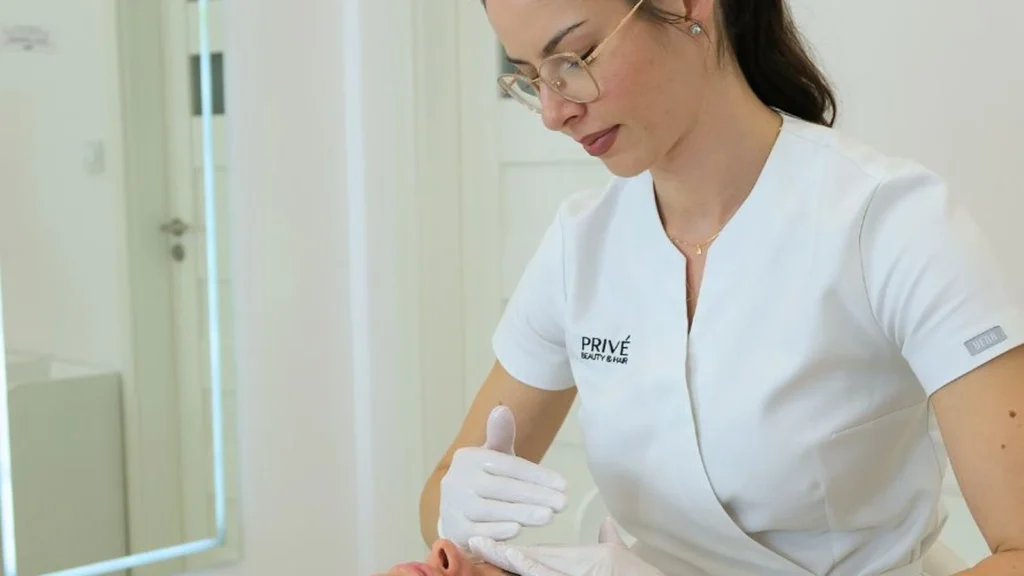 Terapeutyczny zabieg dyniowy na twarzy klientki w PRIVE Beauty & Hair w Gdańsku