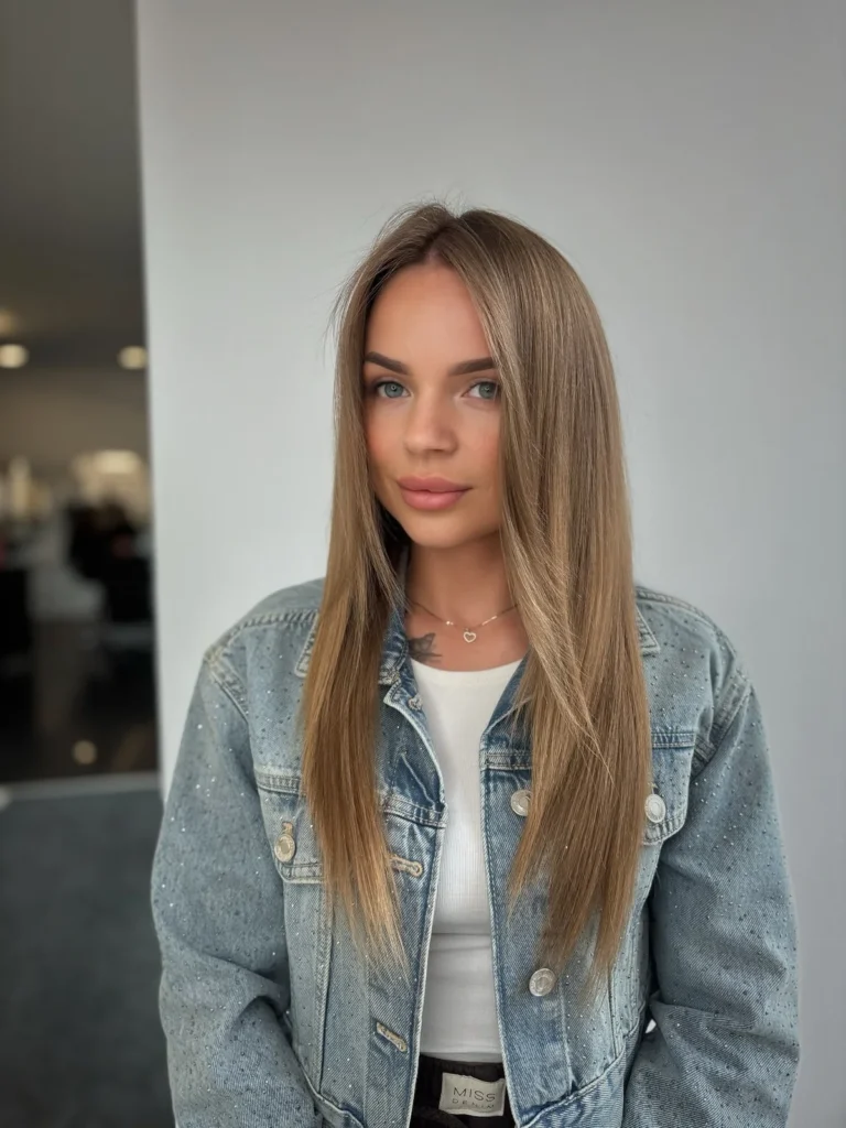 Proste włosy w beżowym blondzie z naturalnie ciemniejszą nasadą