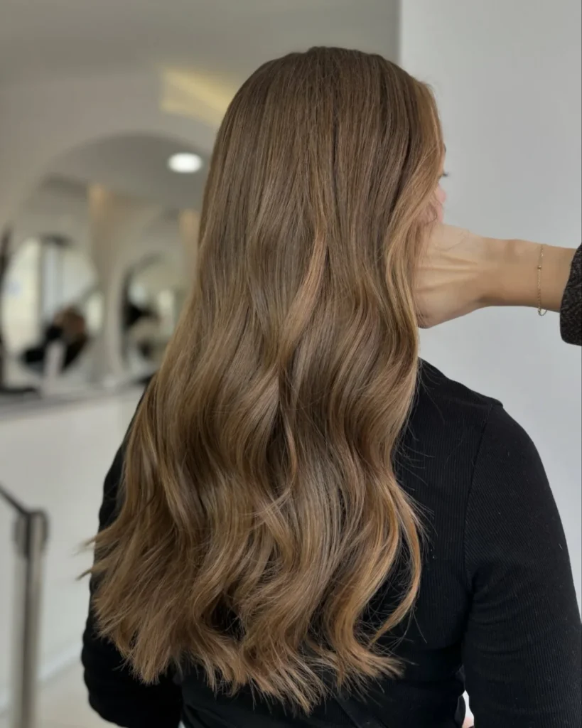 Brązowy balayage z subtelnymi refleksami na długich falach